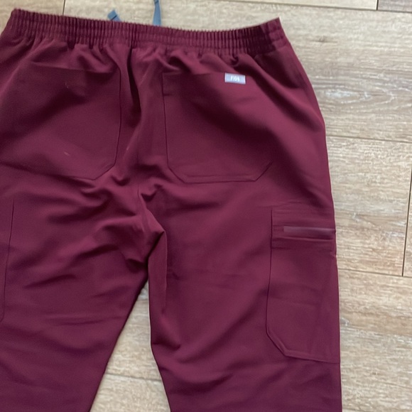 Figs womens Yolo skinny scrub pants burgundy Size M - Picture 3 of 7